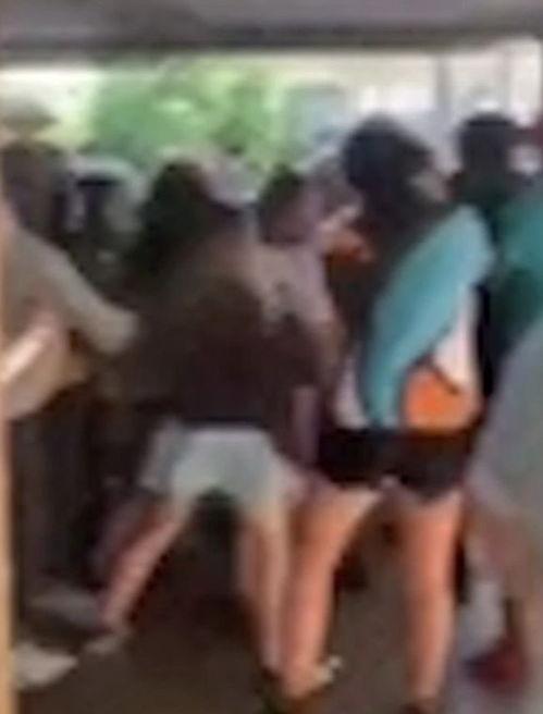 澳洲吃瓜打架是真的吗视频,一场误会引发的争议