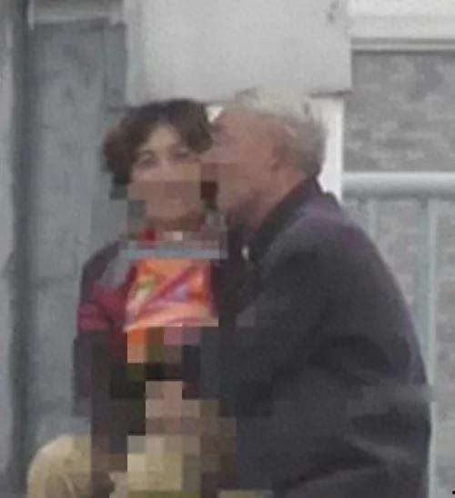 中国大爷大妈组团吃瓜视频,欢乐视频走红网络