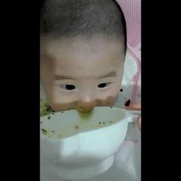 七个月的宝宝吃瓜视频,萌态十足引网友热议