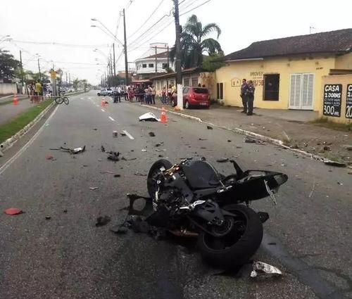 吃瓜自己摩托车追尾原视频,惊险瞬间！摩托车追尾事故现场还原