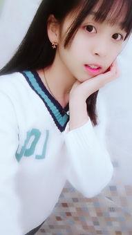 吃瓜短发少女视频素材,萌态十足引网友热议